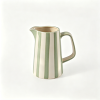 Carafe à eau en céramique à rayures verticales vertes de style scandinave moderne, pichet élégant en porcelaine émaillée à la main pour hôtels, cafés et vente en gros