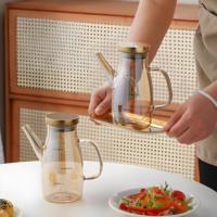 Carafe en verre ambré en gros avec couvercle et poignée dorés, marquage de mesure, pour eau, jus, café infusé à froid, en vrac