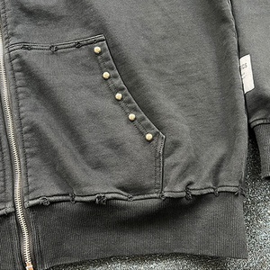 Sudadera con capucha para hombre de marca OEM personalizada, de felpa francesa, con cremallera, estilo streetwear, funcional, con efecto desgastado por el sol y lavado ácido, con remaches y pedrería, de peso pesado - Product Image 2