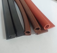 L'usine personnalise des bandes d'étanchéité en caoutchouc fluoré de forme spéciale de haute qualité, fournit des services de coupe, marque QQR, modèle SPC