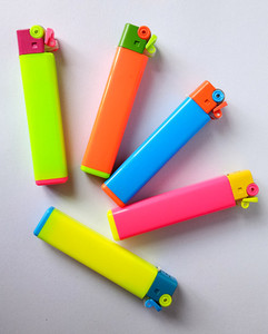 Briquet à silex coloré rechargeable demi-taille pour cadeaux d'affaires pour allumer des bougies - Product Image 6