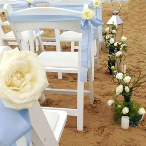 Chaise luxueuse blanche, siège pliant et rembourré en résine, style américain - Product Image 3