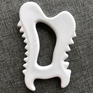 Masseur pour le visage en céramique blanche en forme de cœur guasha vertèbre cervicale en appuyant sur le massage en céramique gua sha - Product Image 1