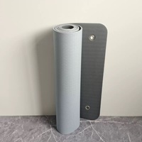 Wandhalterung für Yoga-Matten mit Doppelseitiger Tie-Dye-Wellenoptik und Individuellem Logo, Pilates-Matte zum Aufhängen mit Ösen und Aufhängeloch