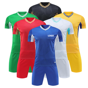 Uniformes de fútbol impresos con logotipo personalizado hecho de tela altamente elástica - Product Image 5