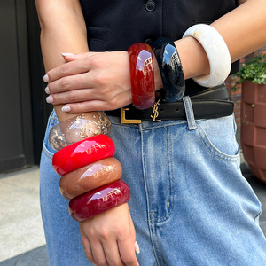 2025กำไลอะคริลิกกว้างไม่สม่ำเสมอ-กำไลข้อมือเรขาคณิตแบบโบโฮสำหรับผู้หญิงเครื่องประดับฮิปฮอป - Product Image 2