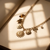 Collier Bohème QIAOREN 14774 en Acier Inoxydable Doré avec Pendentifs Soleil, Lune, Cœur, Nœud et Perle – Bijou Tendance