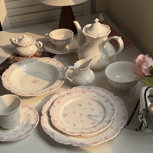 Tazza da Caffè in Ceramica 2026 Originale Francese con Bordo Rosa, Motivo Floreale in Rilievo, Stile Vintage di Lusso Leggero, Retrò, Adatta al Microonde, con Piattino - Product Image 1