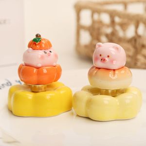 Décoration de tableau de bord de voiture en forme de petit <span class=keywords><strong>cochon</strong></span> rotatif, jouet tournant pour la maison et <span class=keywords><strong>le</strong></span> bureau, vente en gros - Product Image 1