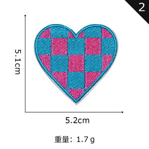 Venta al por mayor sombrero bolsa bordado parches bordados decorativos Transferencia de Calor hierro en Parche de corazón a cuadros para ropa - Product Image 2