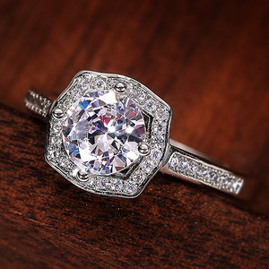 Anello Quadrato con Cristalli Pavé per Donne, Accessorio Moda Geometrico Unico per Uso Quotidiano e Feste - Product Image 2