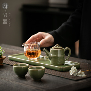 Théière rétro en céladon avec filtre, service à thé Kung Fu en céramique, usage individuel pour la préparation du thé - Product Image 4