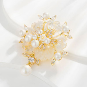 Flower Brooch Freshwater Pearl Imitation Shell Pearl Zinc Alloy Unisex Wedding Accessory - Product Image 1