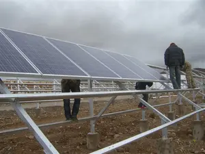 Installazione del supporto del sistema fotovoltaico regolabile inclinabile a terra montaggio del palo del pannello solare staffa fotovoltaica per il tetto dei pannelli solari