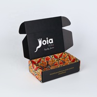 Emballage de boîte personnalisé avec laminage mat et impression en relief pour chaussettes, chaussures et expédition en carton ondulé