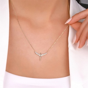 Delicado Collar con Colgante de Ala de Ángel Chapado en Oro con Circonita - Product Image 1