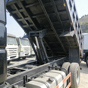 Kipper Howo 6x4 10-wieler Euro 2 Kipper uit China met slaapcabine voor Afrika - Product Image 5