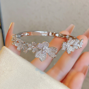สร้อยข้อมือเพทายรูปดอกไม้สำหรับผู้หญิง ทอง เงิน ของขวัญ เครื่องประดับ Sz11.11 ดีไซน์ 6 กลีบ - Product Image 3