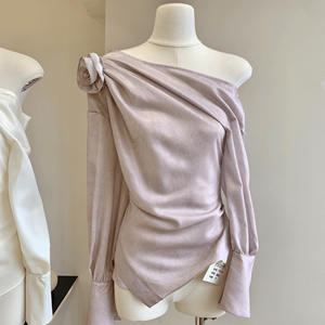 Blusa de Mujer Nat Plus con Estampado Floral de Personajes Dulces, Asimétrica, de Manga Larga, Color Blanco Rosado, Poliéster, Secado Rápido y Transpirable - Product Image 1