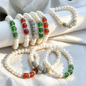 Muses Jewels Armband aus natürlichen weißen Süßwasserperlen, 7–8 mm, barocke elastische Schnur, mehrfarbige Steinarmreifen mit Diamanten-Intarsien - Product Image 2