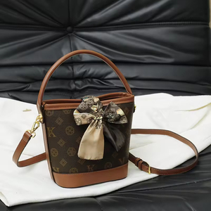 Elegante Bolso Tote Casual de Piel Sintética para Mujer con Parte Superior Abierta y Correa Cruzada Ajustable, Impermeable para Uso Diario - Product Image 1