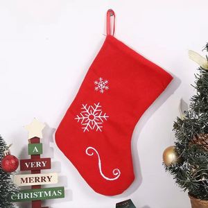 Chaussettes de Noël rouges douces et écologiques, sacs cadeaux, décorations pour le sommet de l'arbre et les fêtes - Product Image 3