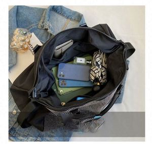 Échantillon Gratuit Nouveau Sac de Voyage de Luxe Brillant avec Rivets en Diamant pour Femme, Idéal pour le Week-end et les Nuits Passées - Product Image 4