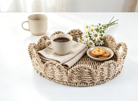 Plateau de service en jonc de mer naturel tressé, panier de rangement décoratif rond fait main avec bord festonné et poignées pour la décoration de table à la maison