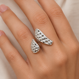 Anello Aperto con Texture Irregolare, Gioiello Minimalista da Dito - Product Image 3