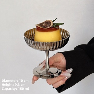 Coupe à dessert cannelée en acier inoxydable, gobelet métallique sur pied pour cocktails, glaces et mousses - Product Image 5