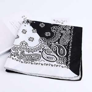 ผ้าพันคอสี่เหลี่ยมพิมพ์ลายดอกไม้สีดำขาวแดง สไตล์ฮิปฮอป ขายส่ง - Product Image 4