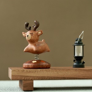 Adorno de madera de ciervo YiTao, decoración navideña móvil de primavera, regalo para el hogar y el escritorio - Product Image 1