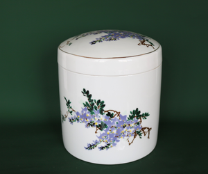 โกศเซรามิกเคลือบสีขาวสำหรับใส่เถ้ากระดูก รูปทรงกระบอก สำหรับงานศพ พร้อมลวดลายดอกไม้สีน้ำเงินและสีม่วง - Product Image 1