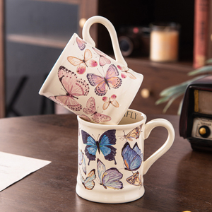 Tasses à café en céramique de luxe, motif floral et papillon, style romance française, 380 ml (12 oz), pour boissons froides, ensemble cadeau pour couple, tasses peintes à la main - Product Image 1