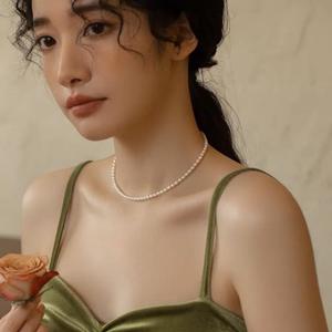 Collier à petites perles de style rétro français avec perles d'eau douce naturelles, collier de clavicule au tempérament léger et luxueux pour femmes - Product Image 4