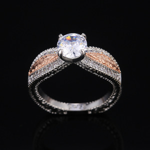 Anello dal Design Bicolore Classico da Donna - Product Image 4