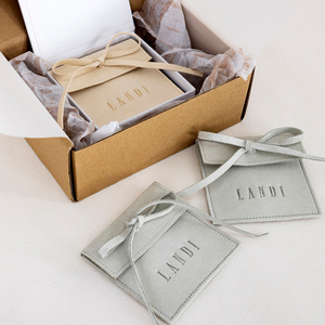 Bolsas de Joyería Personalizadas con Logotipo Impreso, Estilo Ins, Color Gris Beige, Bolsa de Embalaje de Joyería de Microfibra con Lazo - Product Image 1