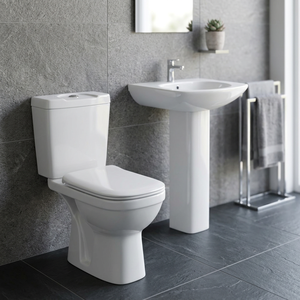 Ensemble de salle de bain carré en céramique deux pièces avec WC, réservoir, abattant et lavabo sur pied – Inde - Product Image 6
