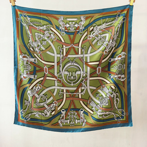 Foulard en Soie 90x90cm 14mm en Soie Sergée à Ourlet Roulotté à la Main, Motif Numérique Sérigraphié, Carré, Vente en Gros - Product Image 4