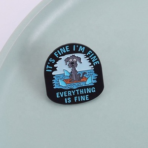 Spilla in Metallo Smaltato 'Tutto Va <span class=keywords><strong>Bene</strong></span>, <span class=keywords><strong>Io</strong></span> <span class=keywords><strong>Sto</strong></span> <span class=keywords><strong>Bene</strong></span>, Tutto Va <span class=keywords><strong>Bene</strong></span>', con Cane Umoristico Circondato da Squali, Distintivo da Bavero, Gioiello - Product Image 1