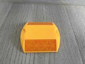 CE ROADSAFE logo Personalizado 100*90*18mm Pavimento elevado Espárragos de ojo de gato Marcadores de plástico Señales Precio reflectante Perno de carretera - Product Image 4