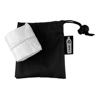 Poncho d'urgence blanc avec une capuche emballé dans un sac de fermeture de ficelle en polyester RPET cadeaux promotionnels Poncho de douche PCH005