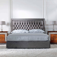 Tête de lit capitonnée en velours gris classique pour lit double avec accents incrustés d'argent, ensemble de chambre à coucher en bois et tables de chevet assorties