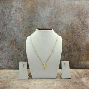 Conjunto de Collar y Pendientes de Oro Amarillo con Detalles de Diamantes Brillantes, Sofisticado Conjunto de Joyería de Oro para Mujer - Product Image 4