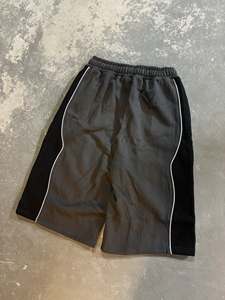 Shorts de survêtement streetwear personnalisés pour hommes, brodés, en molleton délavé 100 % coton, effet vieilli, taille élastique, couleur unie - Product Image 2