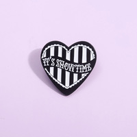 Groothandel Metal Cartoon Pins Eenvoudige Engelse Letter Pin Creatieve Zwart-Witte Gestreepte Hart Broche Pin Persoonlijke Accessoires