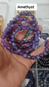 Bracelet en améthyste polie de qualité supérieure pour l'énergie positive, l'équilibre émotionnel et la méditation, disponible à la vente - Product Image 5