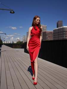 Ruolai BD018 Sexy abiti da sera in raso <span class=keywords><strong>rosso</strong></span> sirenetta con scollo all'americana drappeggiato 2025 semplici abiti da damigella d'onore - Product Image 1