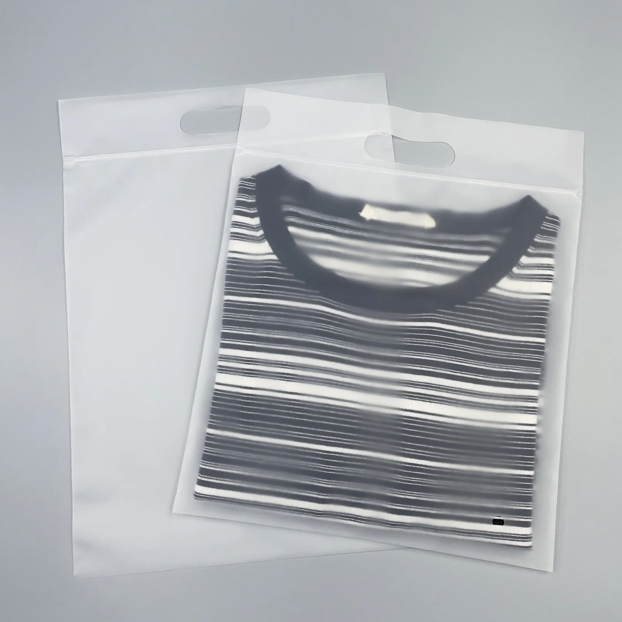 新しいスタイルのポータブルPEフロストTシャツバッグハンドルジップロックプラスチック包装フロストジッパーバッグ下着服ディスプレイ用