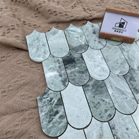 Fabricant chinois Dougbuild, mosaïque de carreaux en marbre naturel vert à effet écaille de poisson, élégante décoration intérieure